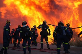 Des pompiers luttent contre les incendies sur l'île de Chios en Grèce. KEYSTONE/AP/Pantelis Fykaris